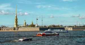 Вид на Петропавловскую крепость и реку Неву в Санкт-Петербурге - РИА Новости, 1920, 01.07.2026