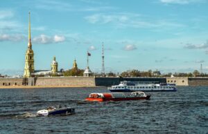ГУ МВД: в Петербурге пьяная женщина ударила фельдшера бутылкой по голове Вид на Петропавловскую крепость и реку Неву в Санкт-Петербурге - РИА Новости, 1920, 01.07.2026