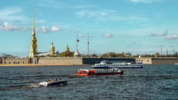 ГУ МВД: в Петербурге пьяная женщина ударила фельдшера бутылкой по голове Вид на Петропавловскую крепость и реку Неву в Санкт-Петербурге - РИА Новости, 1920, 01.07.2026