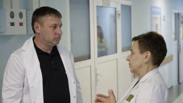 Врио губернатора Белгородской области Александр Шуваев общается с врачом больницы, в которой лечатся пострадавшие дети - РИА Новости, 1920, 31.07.2026