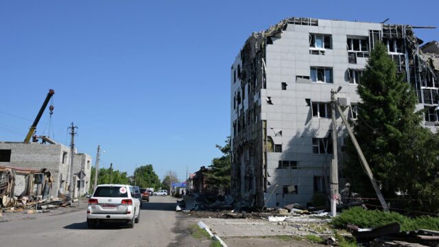 Представители Красного Креста около место трагедии в Старобельске - РИА Новости, 1920, 02.07.2026