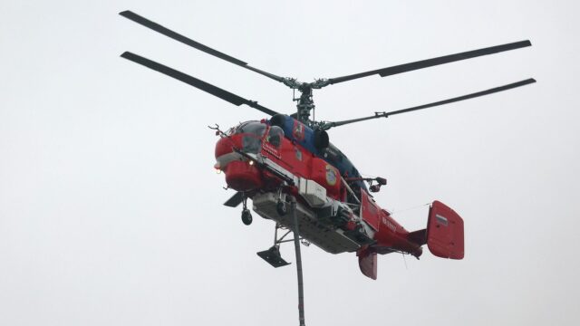 В тушении пожара на складе в Краснодаре задействуют вертолет Пожарный вертолет - РИА Новости, 1920, 22.07.2026
