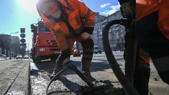 Кодалаев: провал в земле в Новосибирске частично обрушился после ливня Рабочие ремонтируют дорогу - РИА Новости, 1920, 17.07.2026