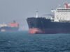 IRNA: экипажи загоревшихся в Ормузском проливе танкеров эвакуируют Нефтяные танкеры в Ормузском проливе - РИА Новости, 1920, 21.07.2026