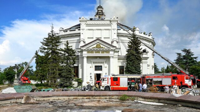 На первом плане в чаше фонтана: обгоревшие фрагменты панорамы Оборона Севастополя 1854–1855 гг. - РИА Новости, 1920, 06.07.2026