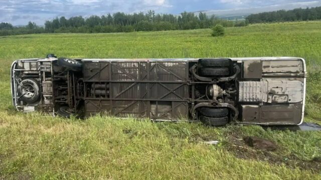 Состояние детей, попавших в ДТП в Красноярском крае, не вызывает опасений Автобус, в котором находились 27 детей, после ДТП в Красноярском крае - РИА Новости, 1920, 01.07.2026