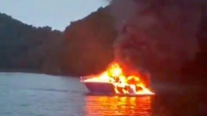 Во Владивостоке загорелся катер, людей доставили на берег Катер загорелся возле острова Русский во Владивостоке - РИА Новости, 1920, 02.07.2026