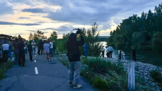 Городская камера зафиксировала пропавших в Туве девочек, когда они шли к дамбе Поиск пропавших девочек на берегу Енисея в Туве - РИА Новости, 1920, 03.07.2026