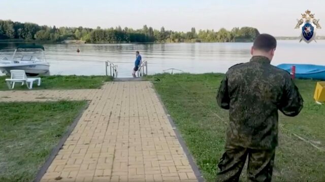 Сбившему ребенка на катере жителю Воронежа предъявили обвинения Сотрудник СК России на месте гибели ребенка в акватории Воронежского водохранилища - РИА Новости, 1920, 03.07.2026
