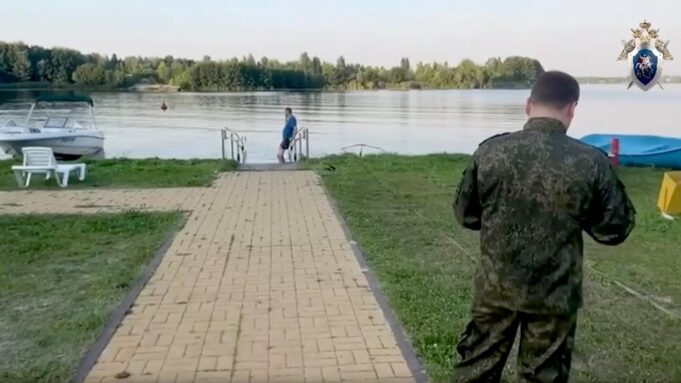 Суд арестовал водителя катера, насмерть сбившего 11-летнего мальчика в Воронеже Сотрудник СК России на месте гибели ребенка в акватории Воронежского водохранилища - РИА Новости, 1920, 04.07.2026