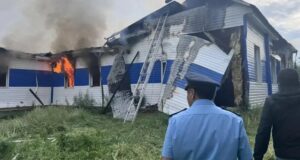 В Сунтарском районе Якутии школа сгорела, предварительно, из-за удара молнии Последствия пожара в здании школы в Сунтарском районе Якутии - РИА Новости, 1920, 03.07.2026