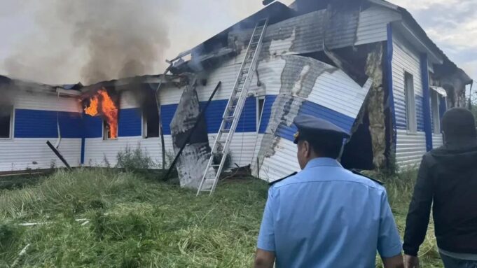 В Сунтарском районе Якутии школа сгорела, предварительно, из-за удара молнии Последствия пожара в здании школы в Сунтарском районе Якутии - РИА Новости, 1920, 03.07.2026