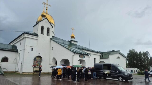 В Колпино прошло прощание с убитой в Ленобласти 12-летней девочкой Прощание с убитой 12-летней девочкой в Петербурге - РИА Новости, 1920, 06.07.2026