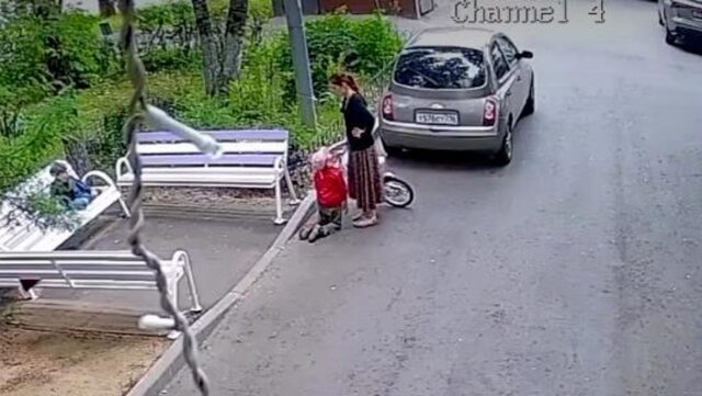 В Москве в парк мать заставила сына встать на колени и целовать ей ноги Мать заставила сына встать на колени в парке на северо-востоке Москвы - РИА Новости, 1920, 06.07.2026