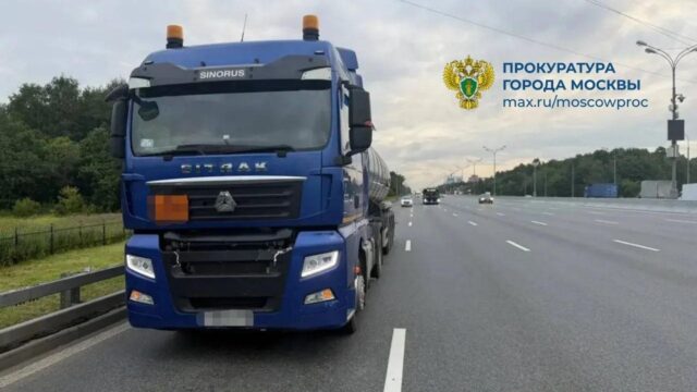 Грузовик насмерть сбил лося на МКАД Грузовик насмерть сбил лося на МКАД - РИА Новости, 1920, 07.07.2026