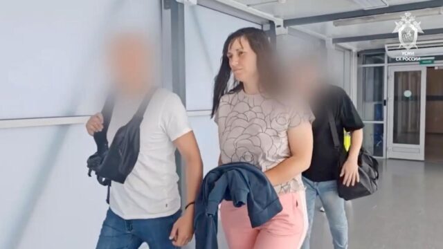 СК: женщина, подозреваемая в убийстве дочки в Ачинске, задушила ее у ж/д путей Подозреваемая в убийстве дочери в Ачинске. Кадр видео - РИА Новости, 1920, 08.07.2026