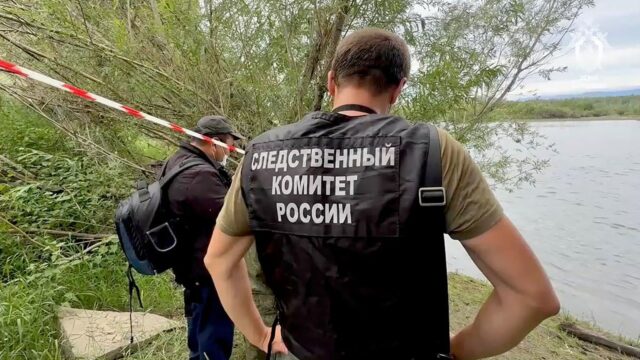 Родители двух пропавших в Туве девочек опознали их тела Сотрудник Следственного комитета России на месте обнаружения тел пропавших девочек в Туве - РИА Новости, 1920, 09.07.2026