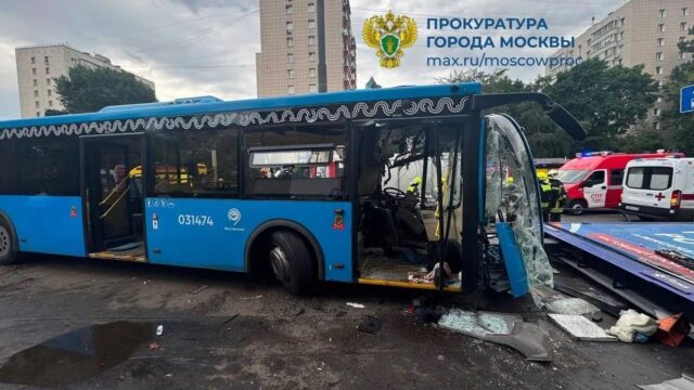 Прохожие помогали эвакуировать пассажиров автобуса после ДТП в Москве ДТП с автобусом в Москве - РИА Новости, 1920, 10.07.2026