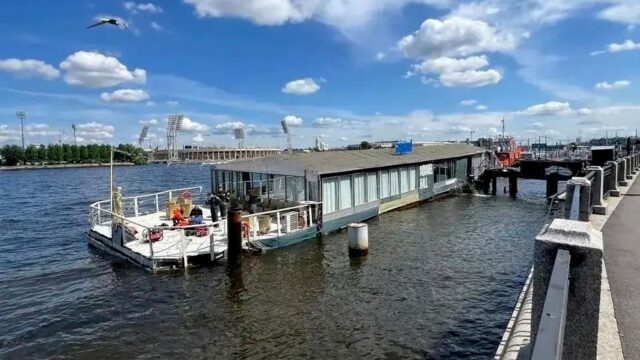 В Петербурге частично затопило плавучий ресторан Частичное затопление плавучего ресторана Aquarell Hall в акватории Малой Невы - РИА Новости, 1920, 10.07.2026