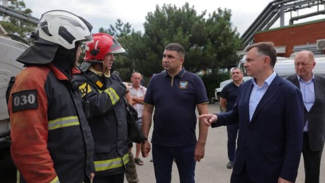Слюсарь: превышения опасных веществ в воздухе после атаки ВСУ в Азове нет Губернатор Ростовской области Юрий Слюсарь на месте устранения последствий атаки ВСУ в Азове - РИА Новости, 1920, 10.07.2026