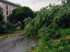 В Златоусте после шторма чинят поврежденные крыши и ремонтируют контактные сети Последствия прохождения штормового фронта в Златоусте 11 июля 2026 года - РИА Новости, 1920, 11.07.2026