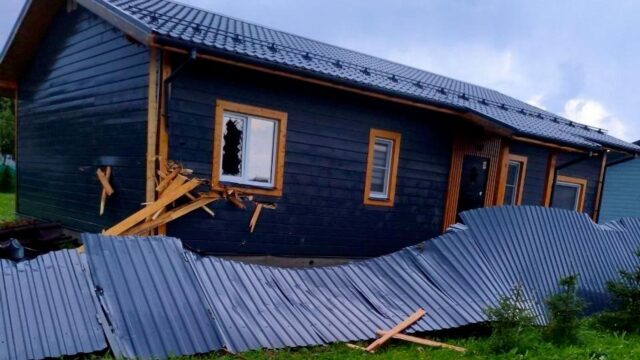 В Наро-Фоминске сильный ветер сорвал крыши у 4 частных домов и повалил заборы Последствия сильного ветра в Наро-Фоминском городском округе Московской области - РИА Новости, 1920, 11.07.2026