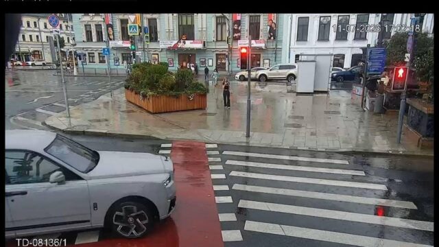 Скопившаяся на Трубной площади в Москве вода ушла в ливневую канализацию Временное скопление воды на Трубной площади принято водосточной сетью - РИА Новости, 1920, 11.07.2026