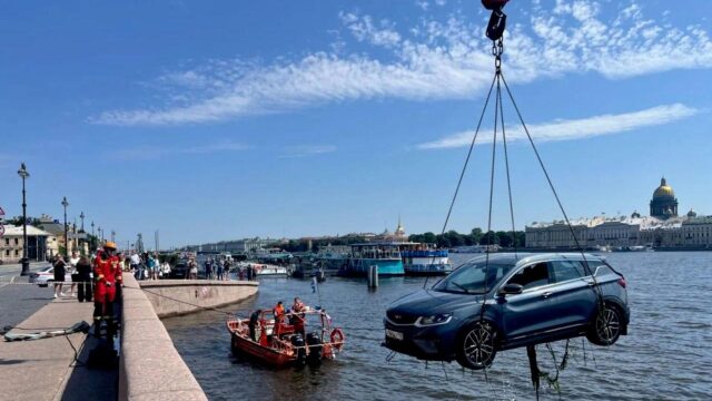 Спасатели Санкт-Петербурга достали легковой автомобиль из Невы - РИА Новости, 1920, 12.07.2026