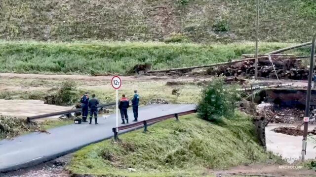 МЧС: художницу, которую унесло потоками воды в селе Кын, ищут третьи сутки Обстановка в селе Кын Пермского края во время подтоплений - РИА Новости, 1920, 13.07.2026