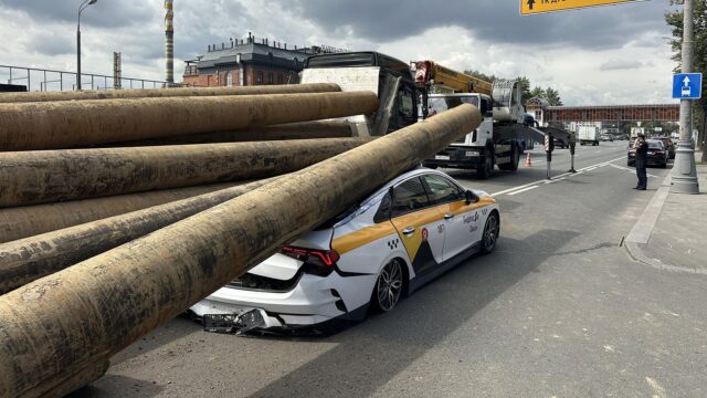 РИА Новости: трубы, выпавшие из грузовика на 2такси в Москве, увезли с места ДТП Последствия ДТП из-за выпавших из прицепа грузовика труб на Варшавском шоссе - РИА Новости, 1920, 13.07.2026