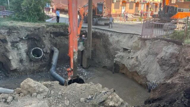 Городские службы укрепляют стенки котлована, образовавшегося в Новосибирске после провала грунта - РИА Новости, 1920, 14.07.2026