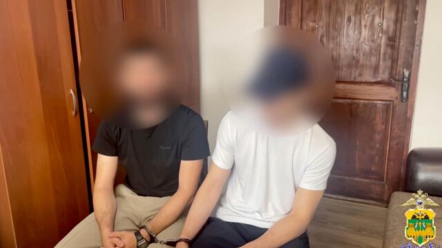 Полицейские задержали двух краснодарцев, снявших видео со шпагатом между машинами на фоне собора - РИА Новости, 1920, 14.07.2026