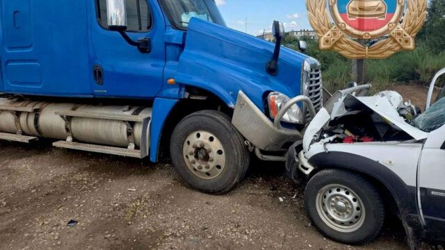 Число погибших в ДТП с грузовиком в Красном Куте выросло до четырех Последствия столкновения грузовика и легкового автомобиля в Красном Куте Саратовской области - РИА Новости, 1920, 17.07.2026