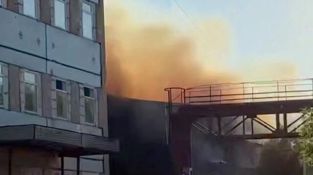 Пожар в здании швейного производства в подмосковном Серпухове - РИА Новости, 1920, 17.07.2026