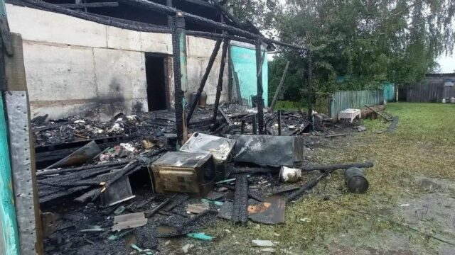 Три человека погибли при пожаре в селе Курки Свердловской области Последствия пожара в доме в селе Курки Свердловской области - РИА Новости, 1920, 20.07.2026