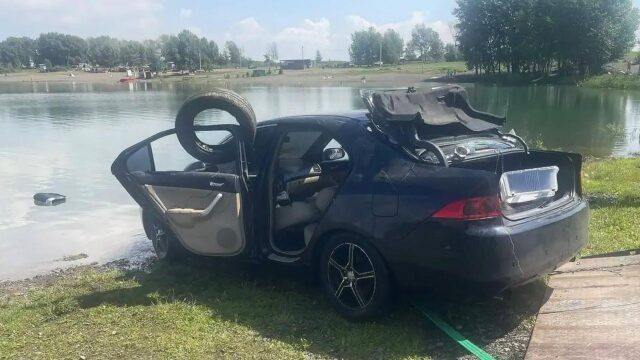 В Красноярском крае автомобиль со спящей девушкой скатился в озеро Песчанка Автомобиль, в котором утонула девушка, на острове Песчанка в Красноярском крае - РИА Новости, 1920, 20.07.2026