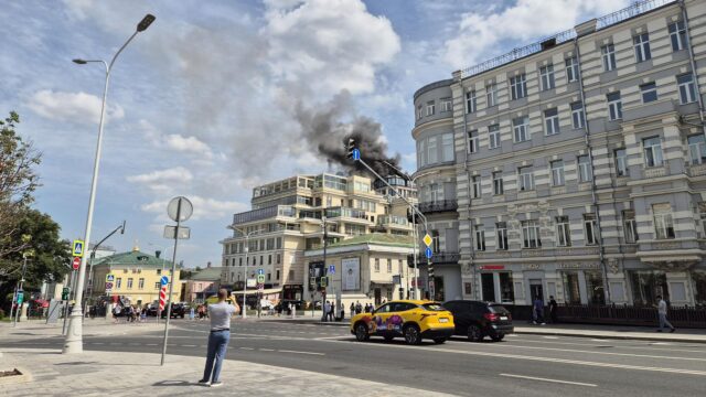 РИА Новости: в ЖК на Страстном бульваре в центре Москве сработала сигнализация Пожар на крыше жилого дома на Страстном бульваре в центре Москвы - РИА Новости, 1920, 20.07.2026