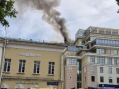 Площадь пожара на кровле дома в центре Москвы увеличилась до 400 квадратов Пожар на крыше жилого дома на Страстном бульваре в центре Москвы - РИА Новости, 1920, 20.07.2026