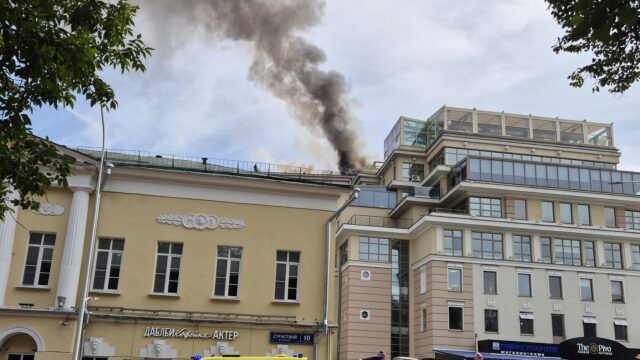 Площадь пожара на кровле дома в центре Москвы увеличилась до 400 квадратов Пожар на крыше жилого дома на Страстном бульваре в центре Москвы - РИА Новости, 1920, 20.07.2026