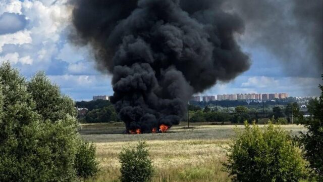 В Подмосковье учебно-боевой самолет разбился из-за технической неисправности Пожар после падения военного самолета в Московской области - РИА Новости, 1920, 23.07.2026