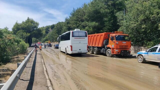 Движение по трассе Ялта-Севастополь, прерванное из-за схода селя, восстановили Движение по трассе Ялта - Севастополь, прерванное из-за схода селя, полностью восстановлено - РИА Новости, 1920, 23.07.2026