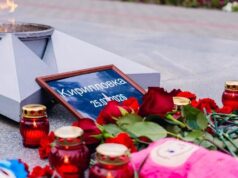 В Мелитополе несут цветы к стихийному мемориалу жертвам удара ВСУ по Кирилловке Возложение цветов к Вечному огню в Мелитополе, где организован стихийный мемориал в память о погибших в пгт Кирилловка - РИА Новости, 1920, 26.07.2026