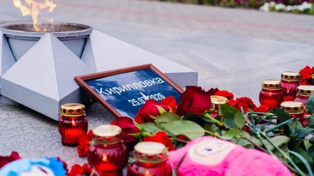 В Мелитополе несут цветы к стихийному мемориалу жертвам удара ВСУ по Кирилловке Возложение цветов к Вечному огню в Мелитополе, где организован стихийный мемориал в память о погибших в пгт Кирилловка - РИА Новости, 1920, 26.07.2026