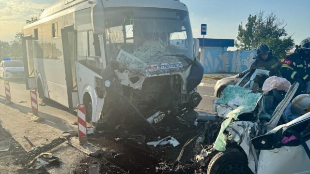 Последствия ДТП с участием рейсового автобуса Паз Вектор и автомобиля Lada Granta в Крыму - РИА Новости, 1920, 28.07.2026
