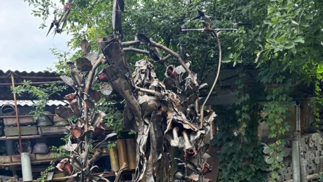 Кузнец из Донецка создал из снарядов памятник погибшим при атаке на Старобельск Кузнец из Донецка создал памятник из снарядов, посвященный трагедии в Старобельске - РИА Новости, 1920, 29.07.2026