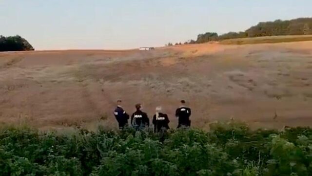 В Польше не выявили угроз на месте падения неизвестного летающего объекта Экстренные службы недалеко от месте падения неизвестного летающего объекта в Польше - РИА Новости, 1920, 30.07.2026