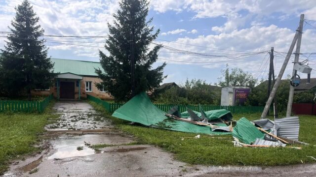 МЧС: град повредил дома и соцобъекты в селах Башкирии Последствия сильного ветра в деревне Нижние Каргалы в Башкирии - РИА Новости, 1920, 30.07.2026