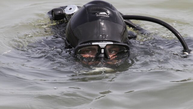 Водолазы нашли в озере Буссе на Сахалине тело пропавшего 29 июня рыбака Водолаз-спасатель МЧС РФ - РИА Новости, 1920, 09.07.2026