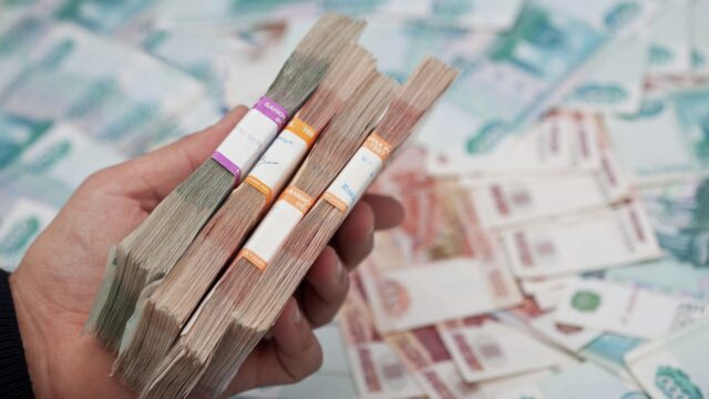 В аэропорту Махачкалы таможенники задержали россиянина с 177 миллионами рублей Пачки денег - РИА Новости, 1920, 10.07.2026