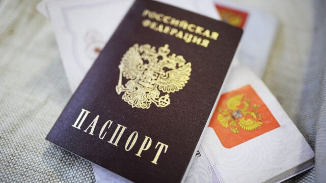 В Москве лже-полицейские обходят квартиры и просят жильцов показать паспорта Российский паспорт - РИА Новости, 1920, 18.07.2026